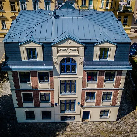 Twain Apartment *