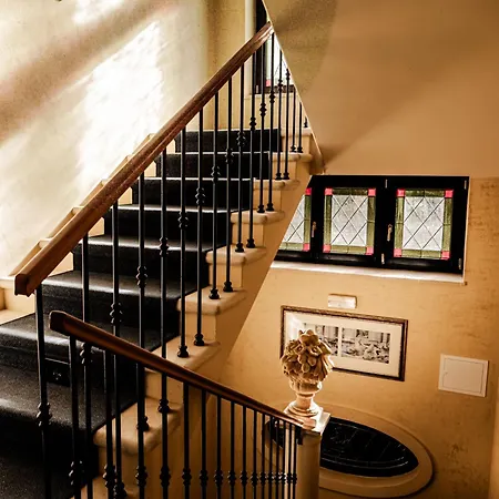 Twain Apartment