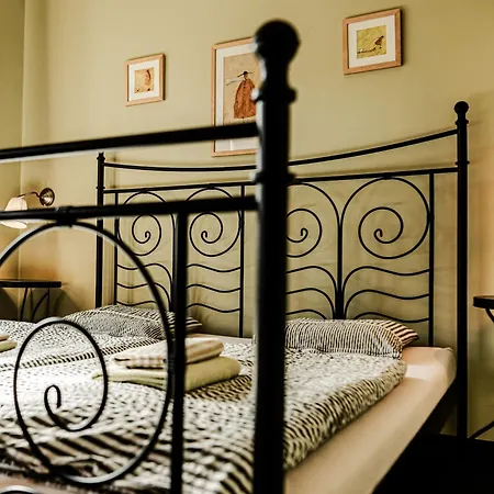 Twain Apartment *